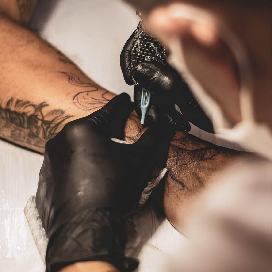 Manusi nitril negre tatuaj