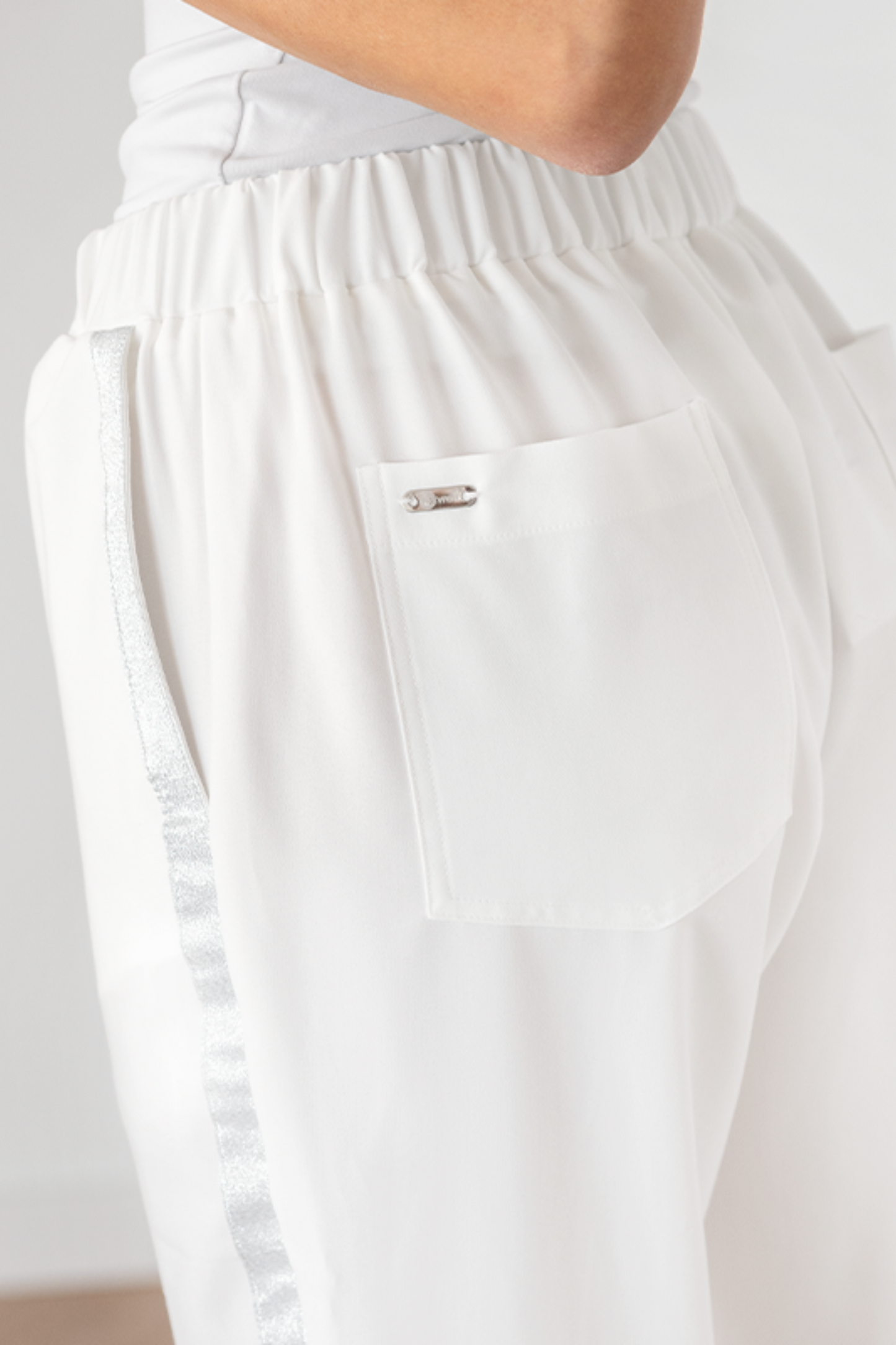 Pantaloni medicali stretch poliester raion cu banda argintie 185g albi dama Viola